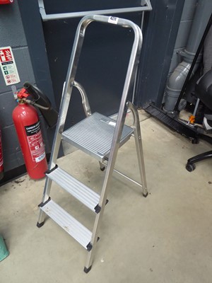 Lot 4271 - 3 tread aluminium step ladder