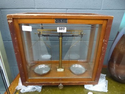 Lot 5017 - Set of scientific scales