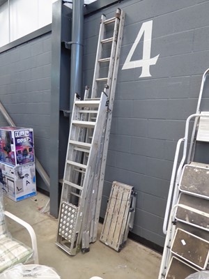 Lot 4288 - 3 assorted ladders and decorators platform