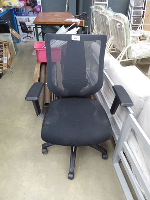 Lot 4289 - Mesh back lumber support swivel office chair