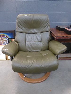 Lot 5038 - Stressless style swivel armchair