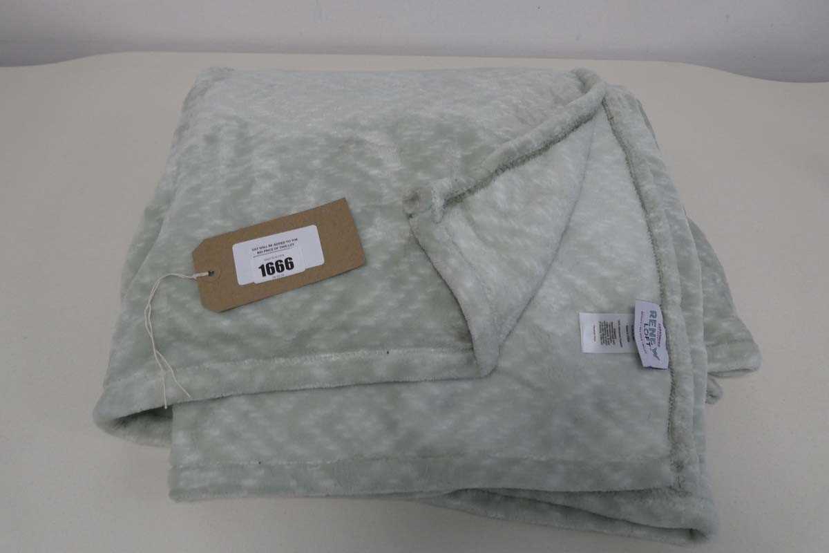 Lot 1452 - Berkshire life renew loft throw in green/white