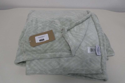 Lot 1452 - Berkshire life renew loft throw in green/white