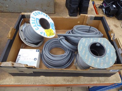 Lot 4499 - Tray of assorted cable and light