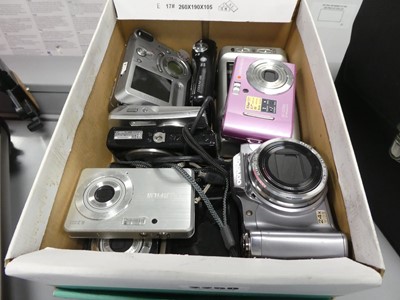 Lot 2250 - Box containing various digital cameras