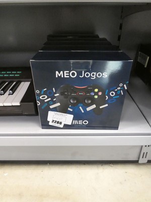 Lot 2286 - 5 Meo Jogos game controllers