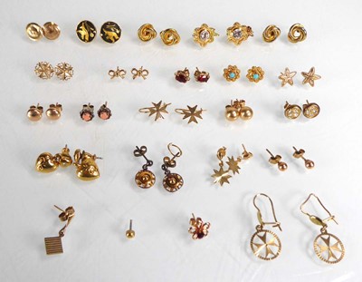 Lot A mixed group of 9ct yellow gold, yellow metal...