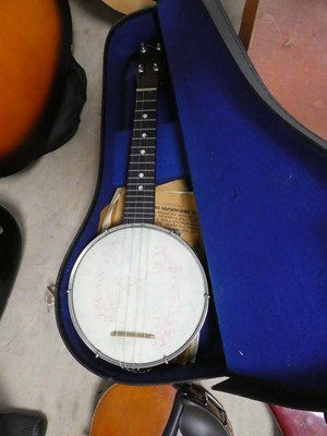 Lot 2314 - Banjo in case