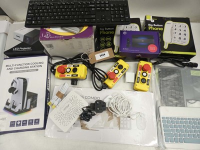 Lot 2424 - Mixed electricals / accessories; keyboards,...