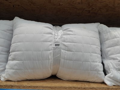 Lot 3237 - 4 bedding pillows