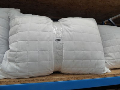 Lot 3238 - 4 bedding pillows