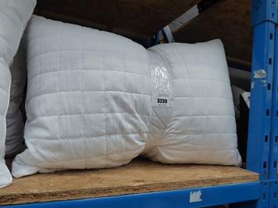 Lot 3239 - 4 bedding pillows