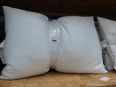 Lot 3240 - 4 bedding pillows