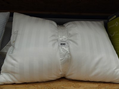 Lot 3241 - 4 bedding pillows