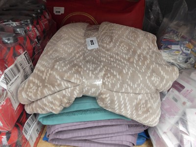 Lot 3248 - Throw and stack of towels