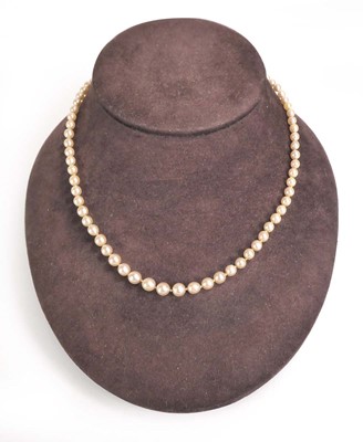 Lot A single strand graduated cultured pearl...