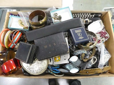 Lot 2475 - Tray containing various costume jewellery