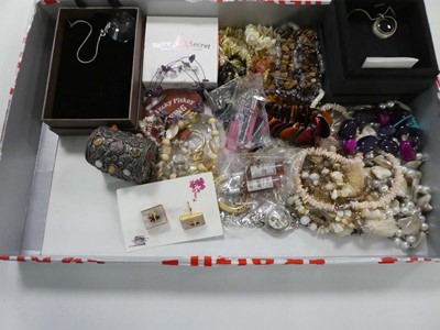 Lot 2500 - Box containing various jewellery items