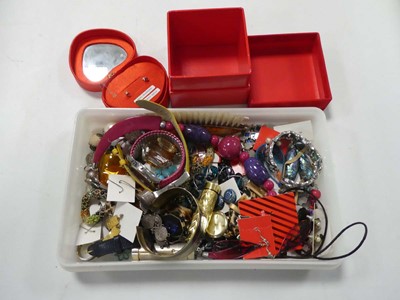 Lot 2601 - Box containing various jewellery items