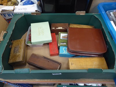 Lot 5426 - Box containing dominoes sets and gentlemen's...