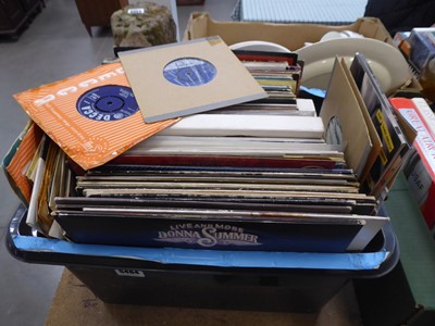 Lot 5464 - Box containing vinyl records