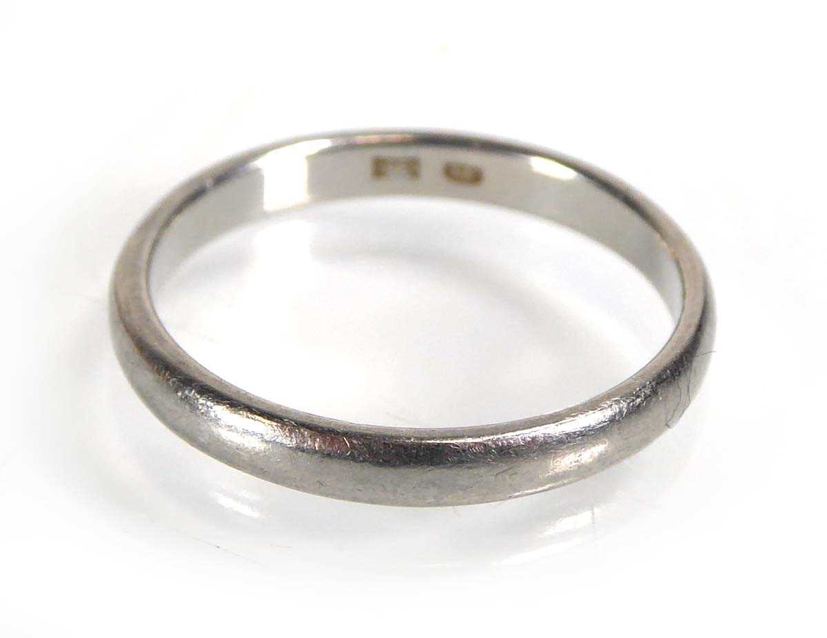 Lot A platinum wedding band, band w. 2 mm, ring...