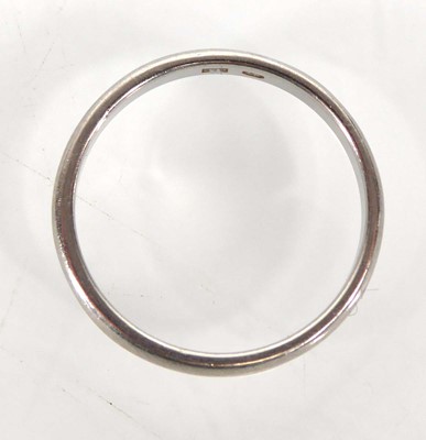 Lot A platinum wedding band, band w. 2 mm, ring...