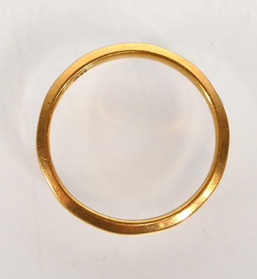 Lot A 22ct yellow gold wedding band, band w. 1.5...