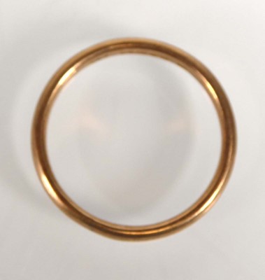 Lot A 9ct yellow gold wedding band, band w. 2 mm,...