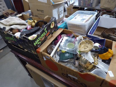 Lot 5553 - 3 boxes containing household goods inc....