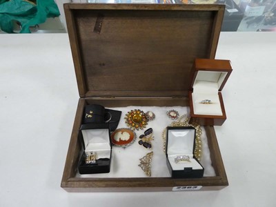 Lot 2363 - Box containing costume jewellery