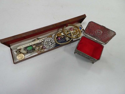 Lot 2355 - Box containing watches and jewellery items...