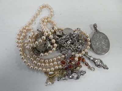 Lot 2360 - Selection of jewellery items in bag