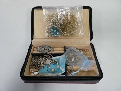 Lot 2362 - Box containing jewellery items