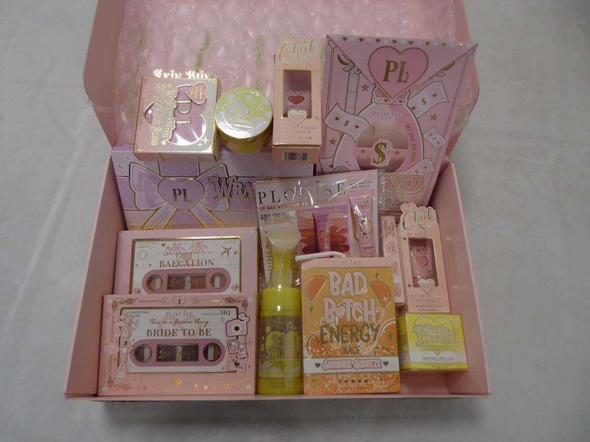 Lot 1718 - PLouise large cosmetic gift box set