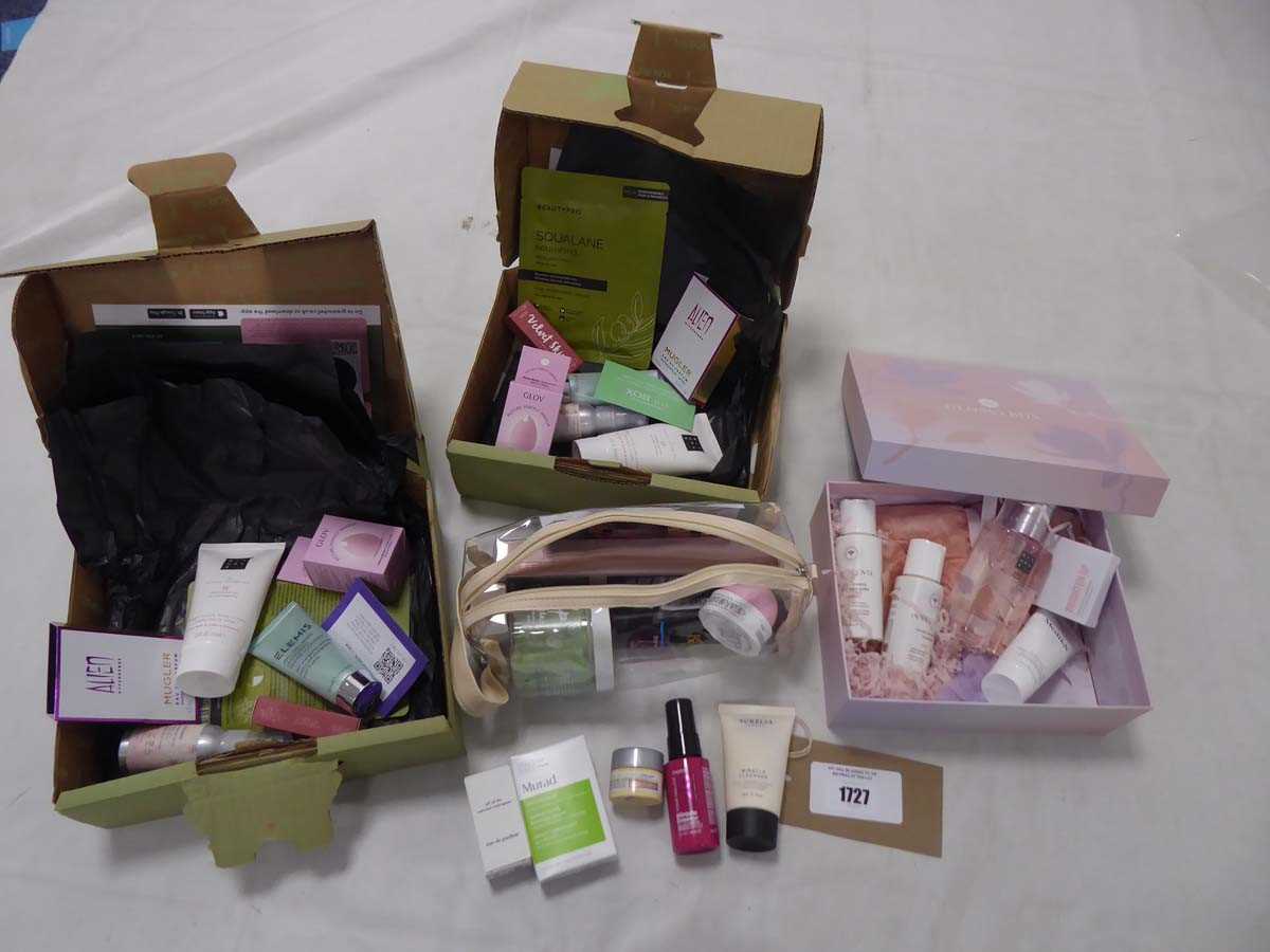 Lot 1727 - Selection of cosmetic gift sets to include 2x...