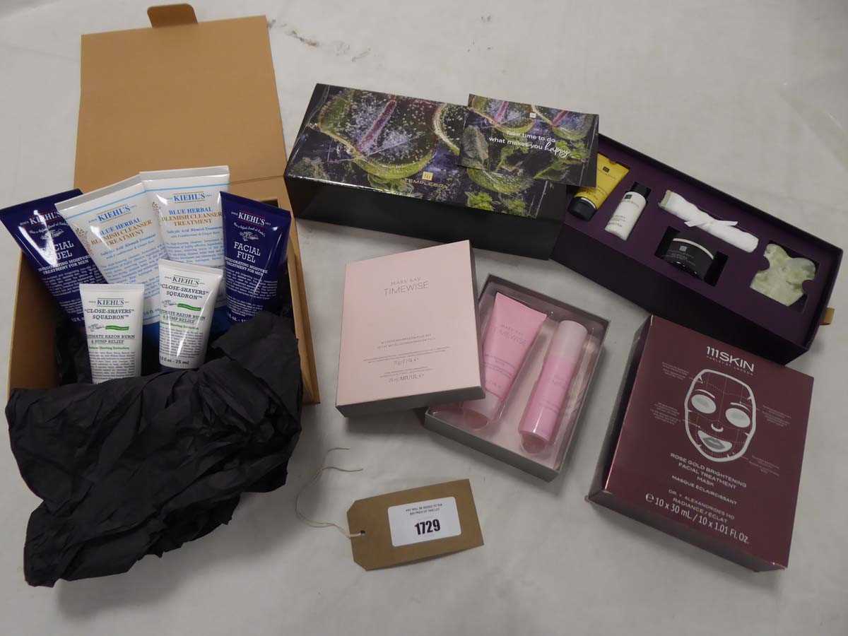 Lot 1729 - 4x Cosmetic gift box sets to include Mary Kay,...