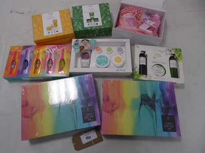 Lot Selection of cosmetic gift sets to include...