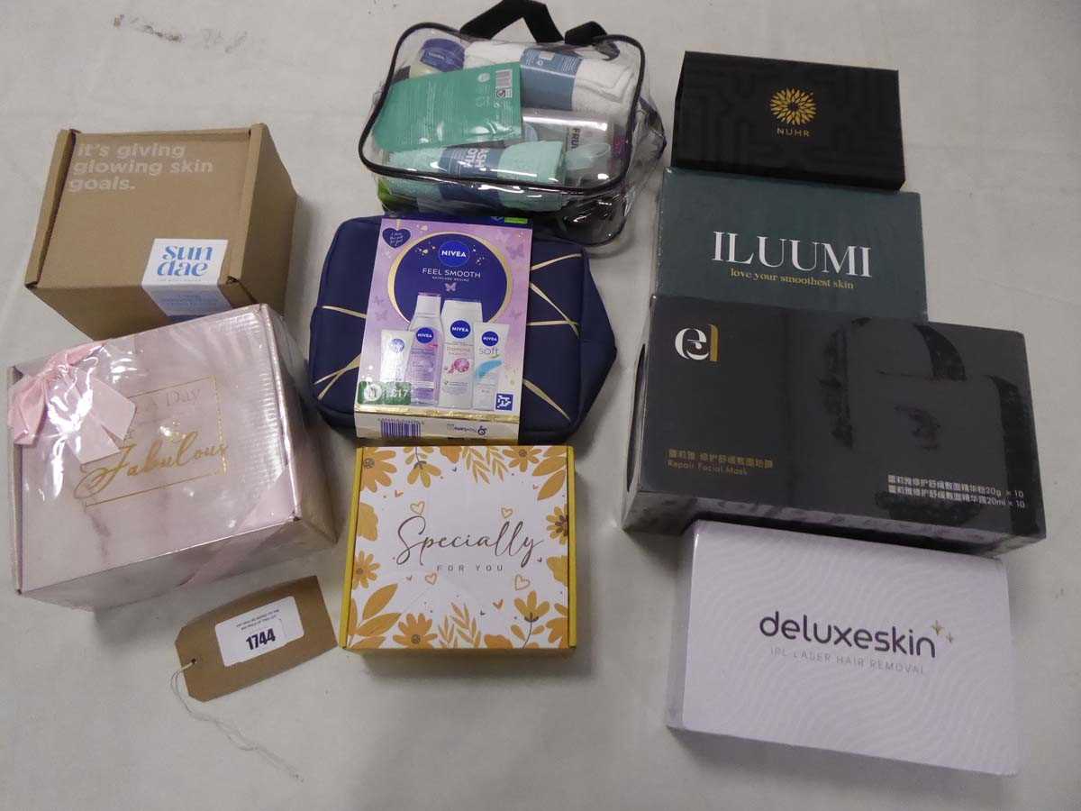 Lot 1744 - Selection of cosmetic gift sets to include...