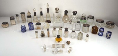 Lot 406 - A collection of early 20th century dressing...