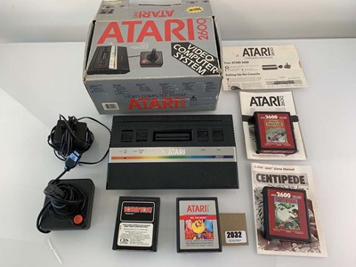 Lot Atari 2600, boxed together with 4x games to...