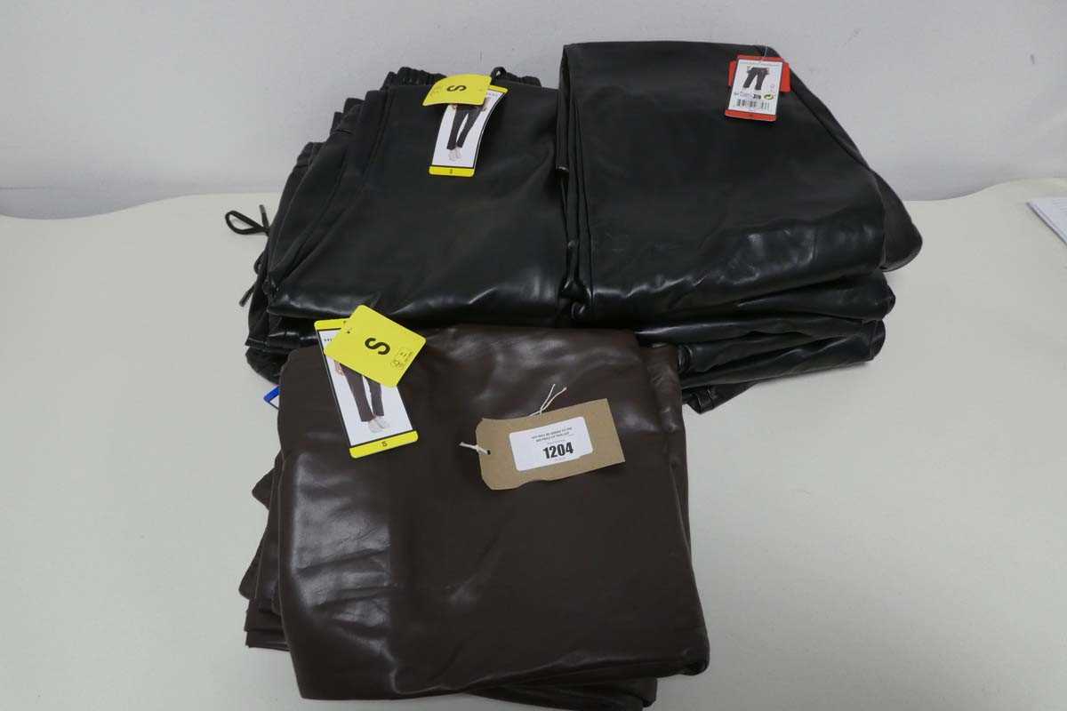 Lot 1204 - Approx. 20 pairs of women's faux leather...