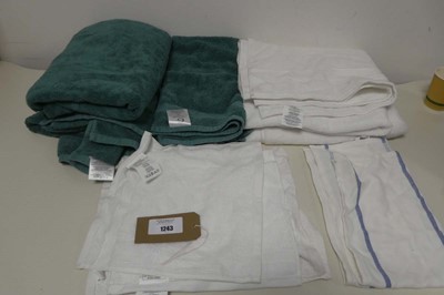 Lot 1243 - A mixed lot of Approx. 12 towels. To include...