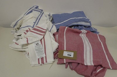 Lot 1250 - Approx. 30 cotton tea towels.