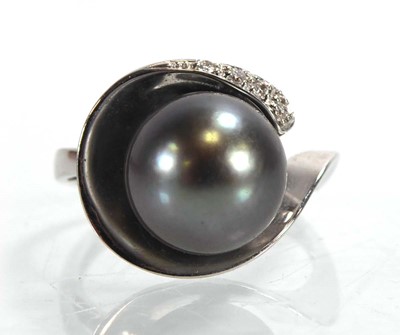 Lot A 9cy white gold ring set Tahitian pearl and...