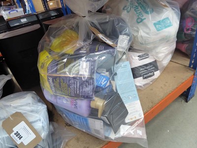 Lot 3015 - Bag of various toiletries, cleaning gloves etc