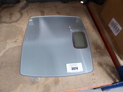 Lot 3074 - Taylor glass digital weighing scales