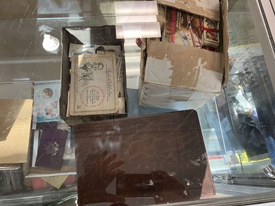 Lot 2369 - 2 folders and 2 boxes of cigarette and tea cards