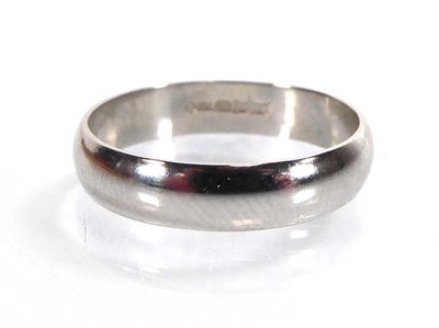 Lot An 18ct white gold wedding band, band w. 4 mm,...