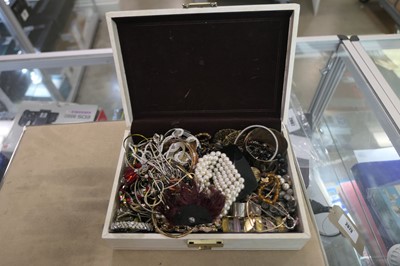 Lot 2341 - Box containing jewellery items